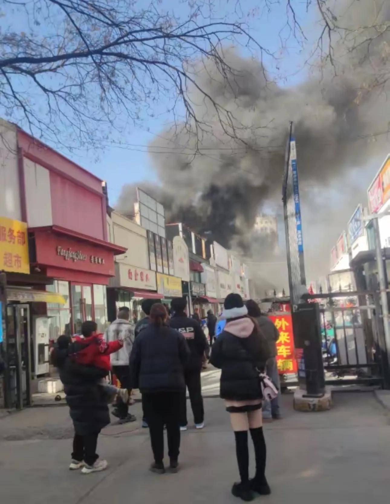 知情人讲述更多详情多个商户损失超过百万j9九游会网站入口郑州鞋城大火后续！(图3)